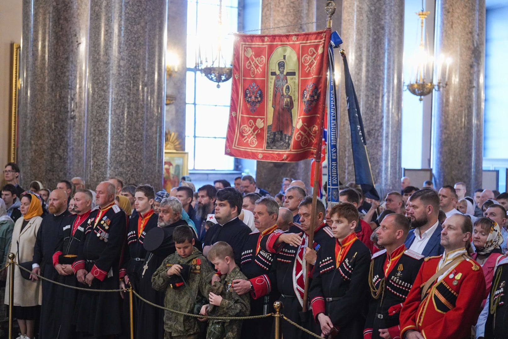 Санкт-Петербург отметил День перенесения мощей святого князя Александра Невского грандиозным крестным ходом по Невскому проспекту!