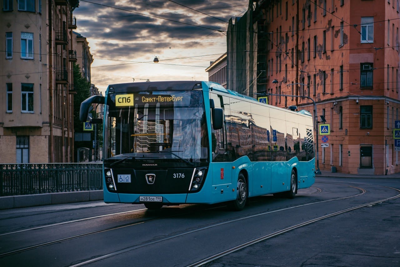 До конца года в Петербург поступят более 290 современных автобусов