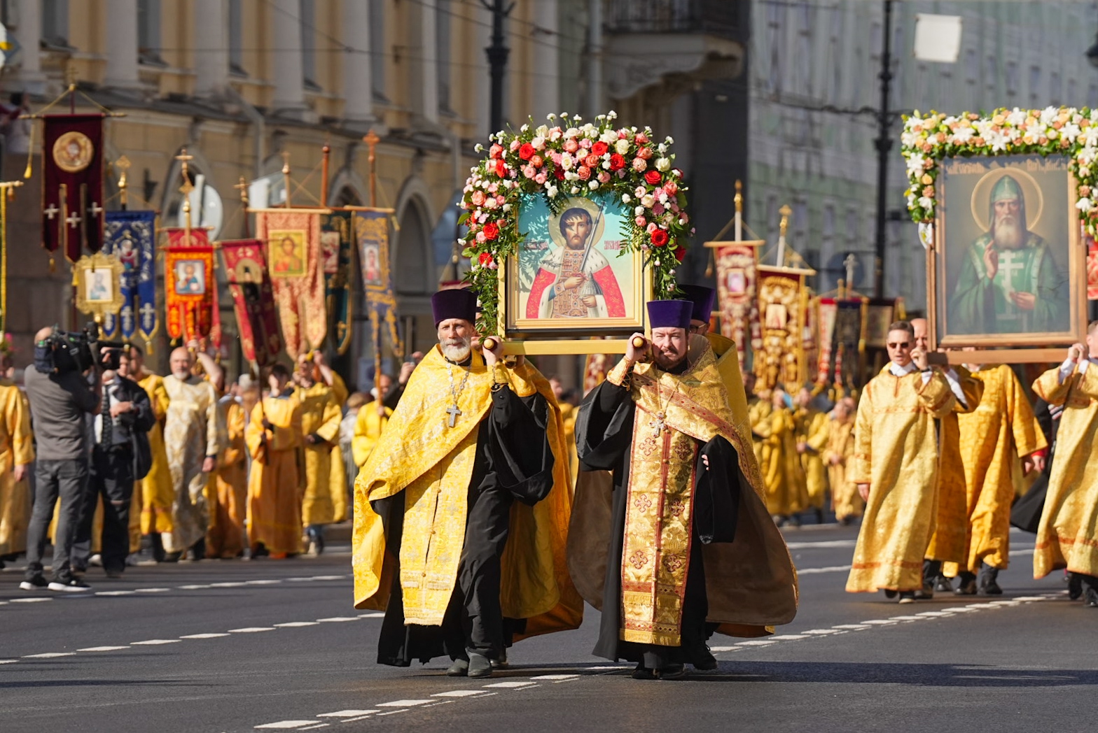 Санкт-Петербург отметил День перенесения мощей святого князя Александра Невского грандиозным крестным ходом по Невскому проспекту!