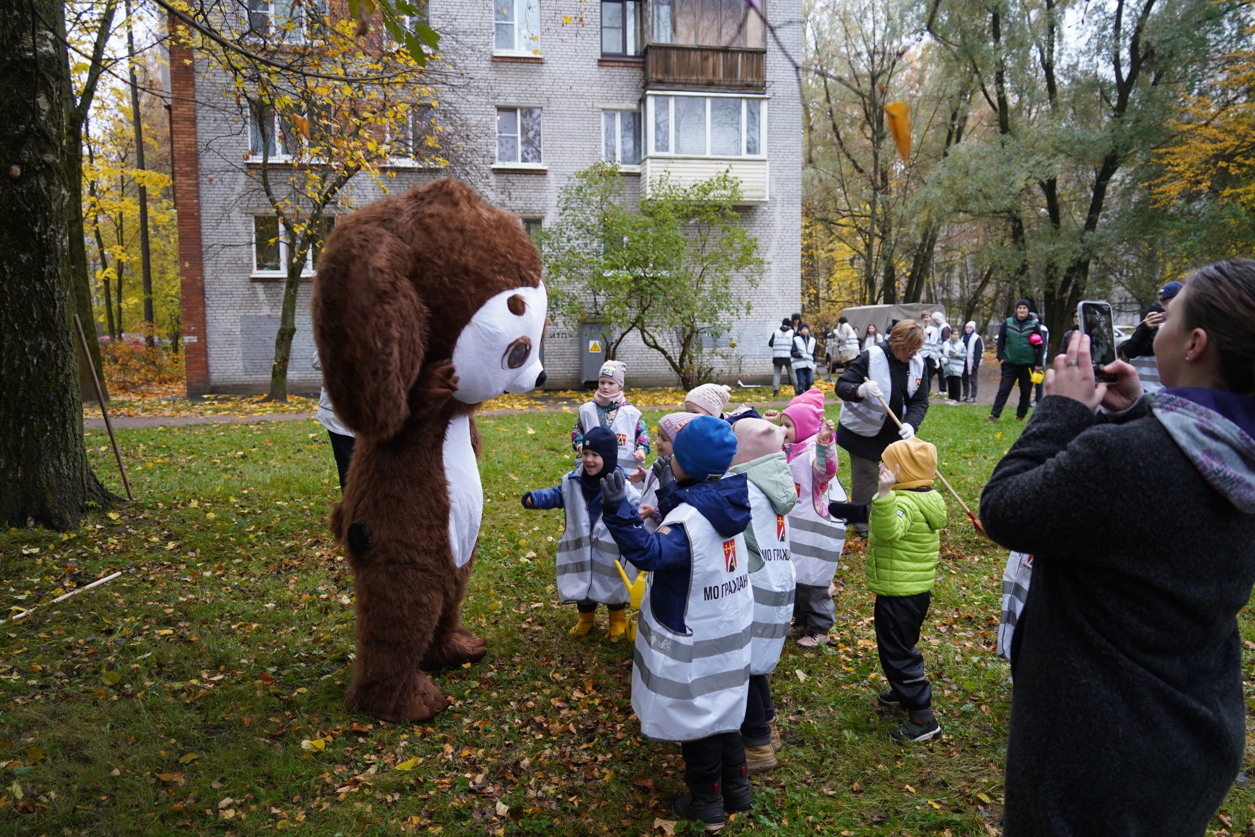 Масштабный «Добрый субботник» объединил жителей Калининского района: посадка новогодней ели и впечатляющие результаты