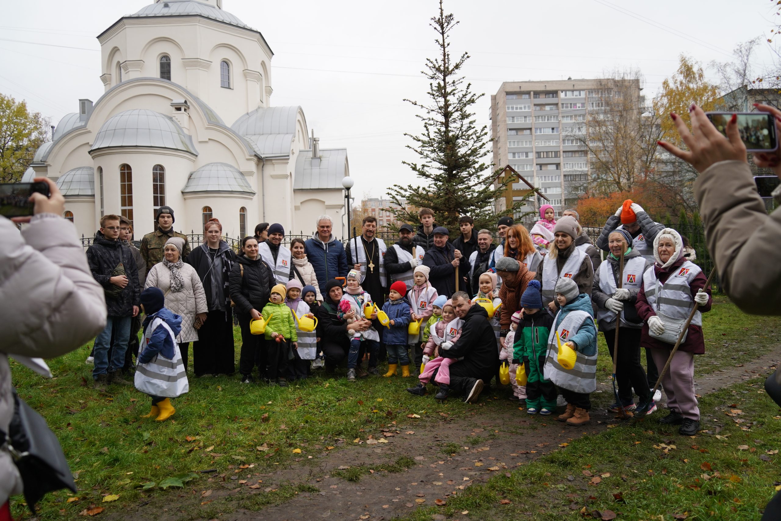 Масштабный «Добрый субботник» объединил жителей Калининского района: посадка новогодней ели и впечатляющие результаты