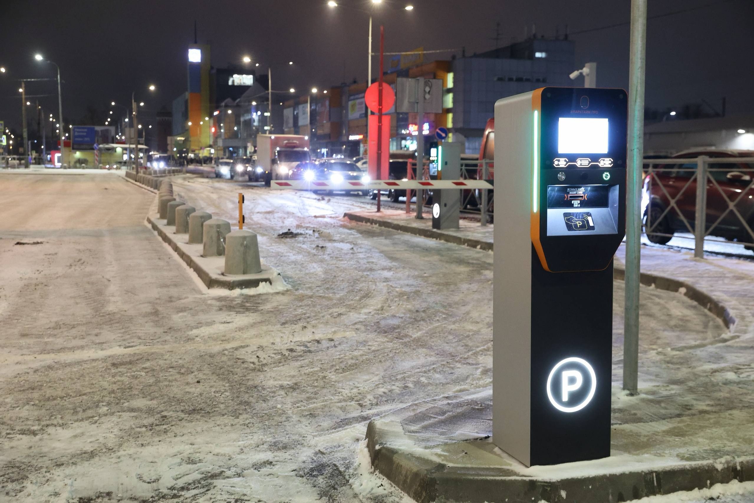 Новая перехватывающая автостоянка на 124 места открыта у станции метро «Рыбацкое» для комфортной пересадки на общественный транспорт