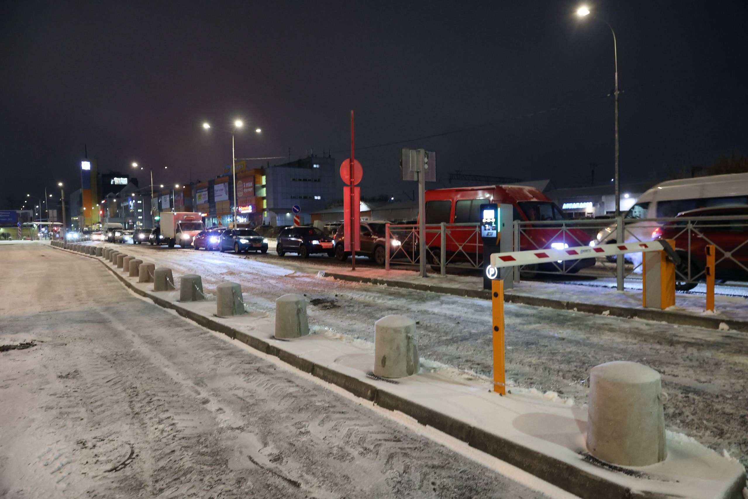 Новая перехватывающая автостоянка на 124 места открыта у станции метро «Рыбацкое» для комфортной пересадки на общественный транспорт
