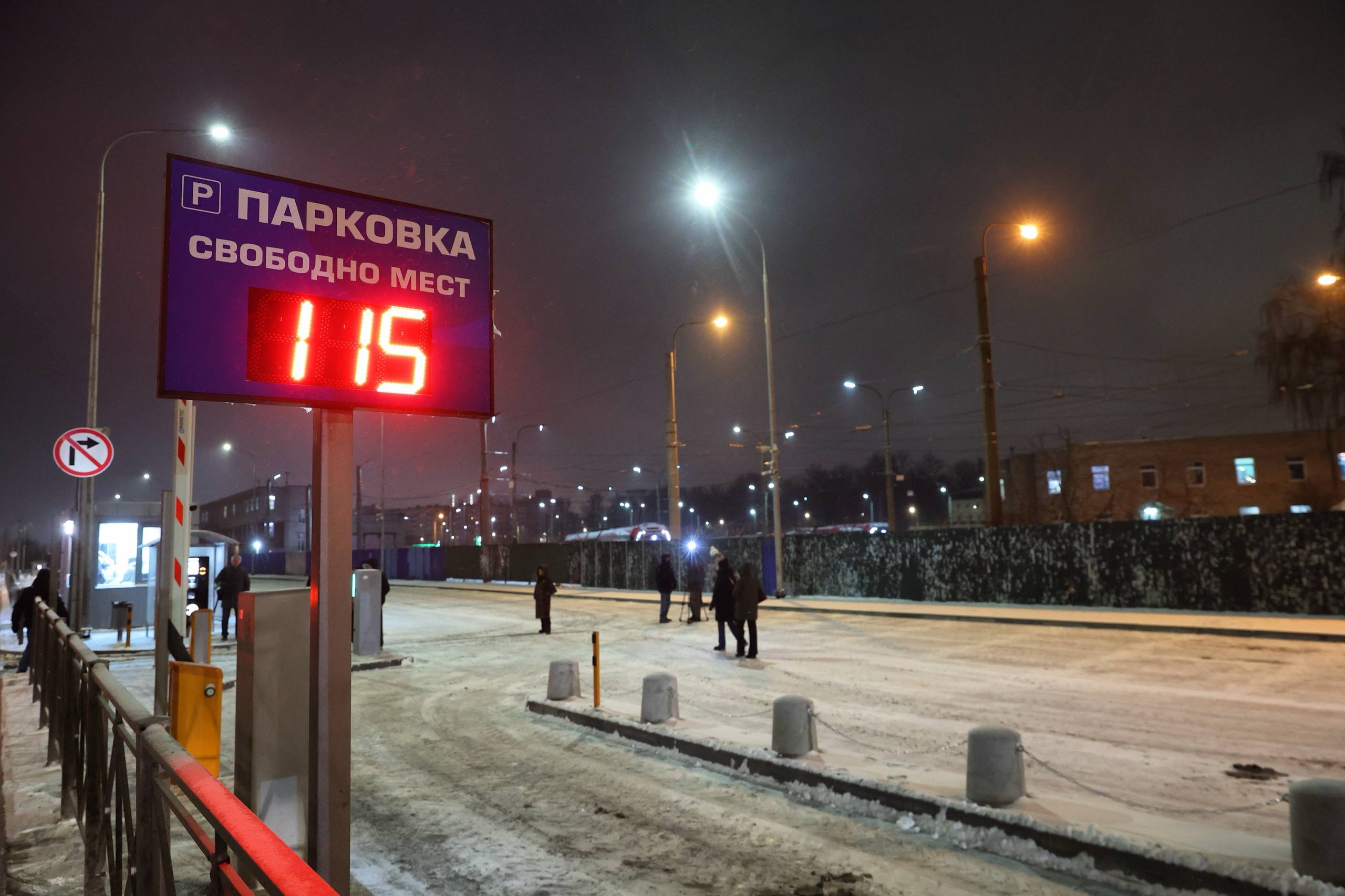 Новая перехватывающая автостоянка на 124 места открыта у станции метро «Рыбацкое» для комфортной пересадки на общественный транспорт