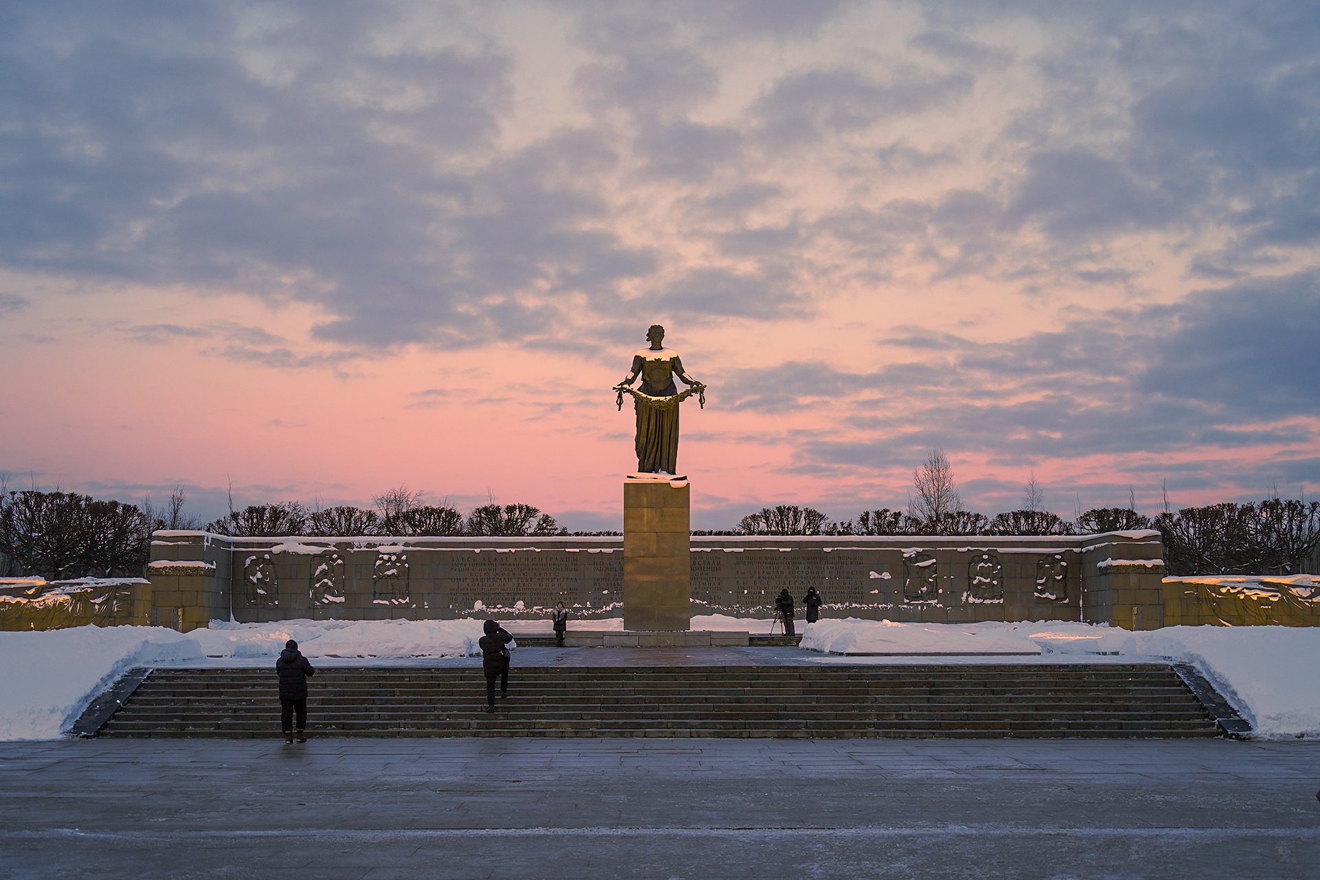 В Калининском районе прошла акция памяти «МЫ ПОМНИМ», посвящённая 83-й годовщине прорыва блокады Ленинграда