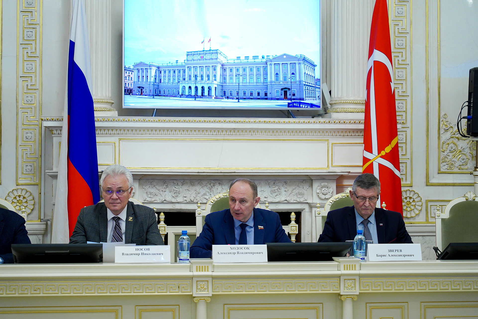 Профильная комиссия Заксобрания направит отрицательный отзыв на федеральный законопроект о бесплатной парковке у социальных объектов