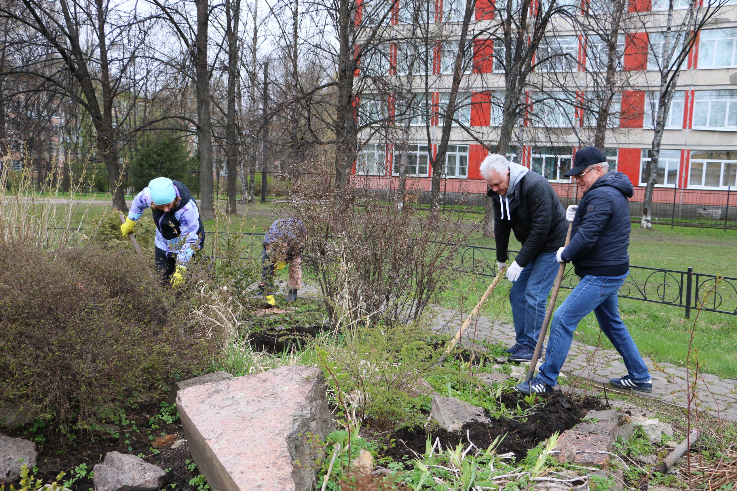 Весеннее благоустройство: в муниципальном округе Прометей состоялся традиционный субботник