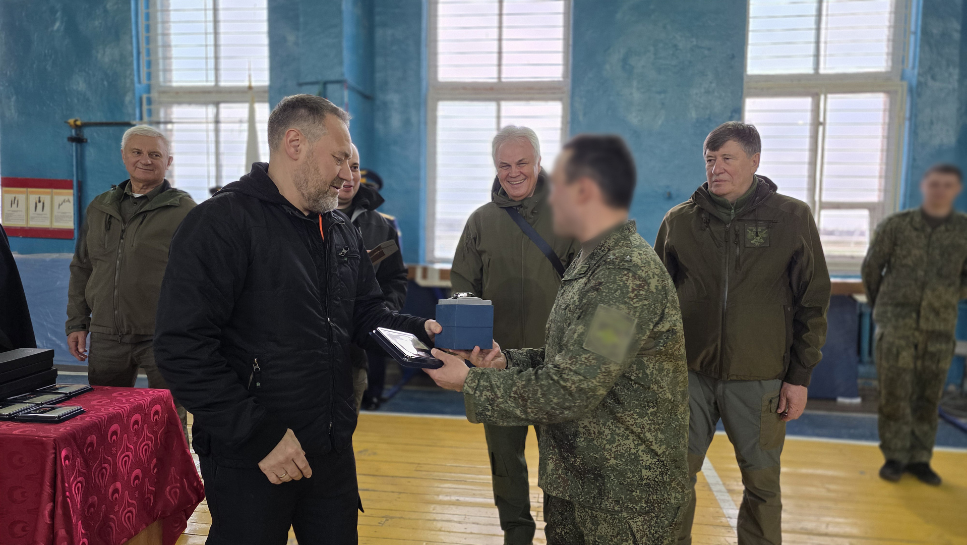 Парламентарии Санкт-Петербурга передали пасхальные подарки и гуманитарную помощь бойцам ВКС в зоне СВО