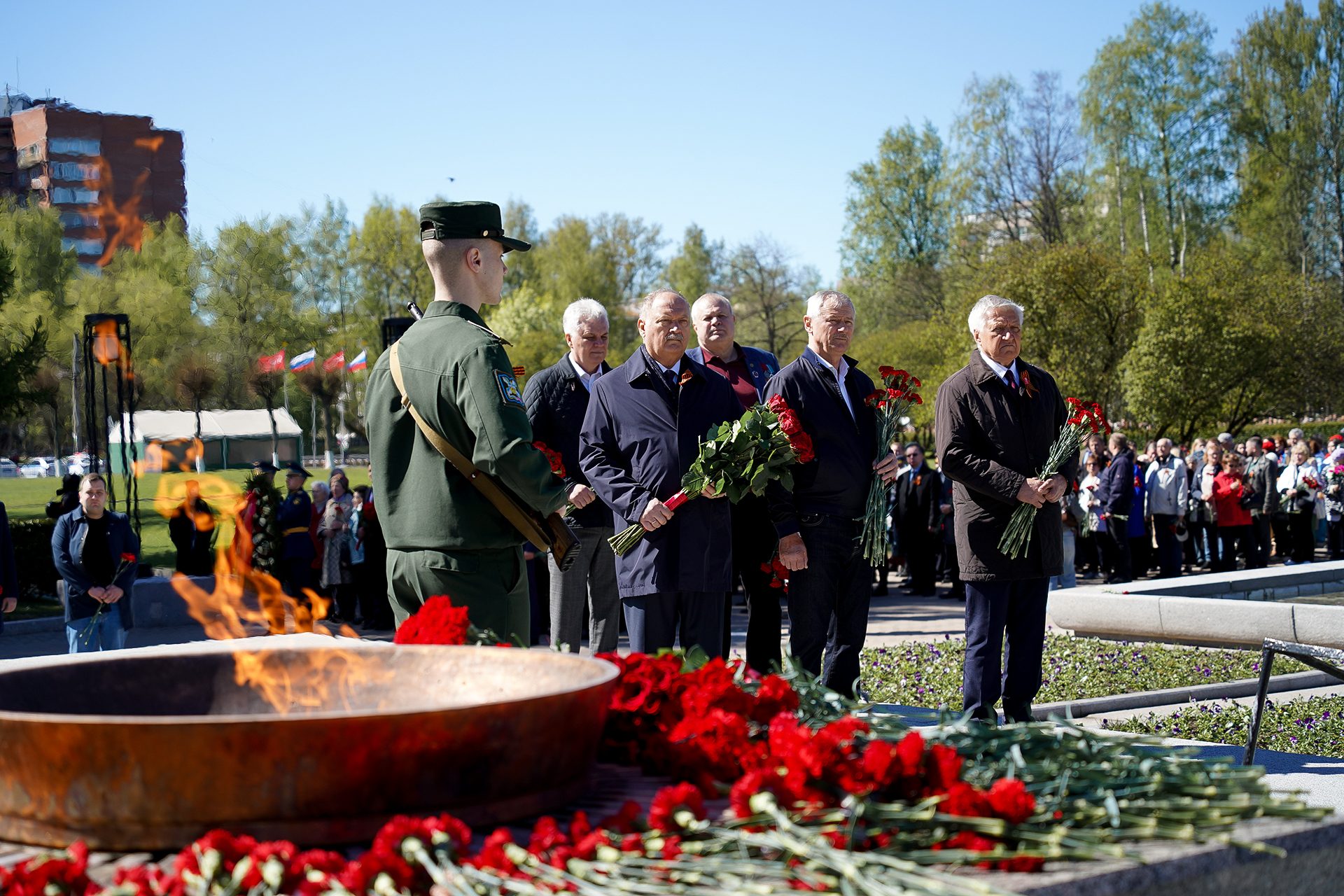 «Память, которая живёт: церемония в честь 81‑й годовщины Великой Победы у мемориала жертвам блокады Ленинграда»