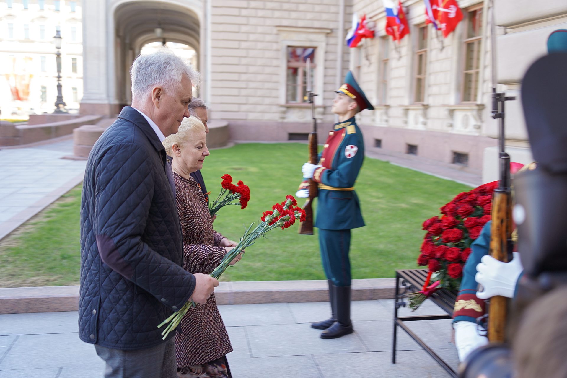 «В память о героях: возложение цветов к мемориальной доске Ленинградской армии народного ополчения у Мариинского дворца»