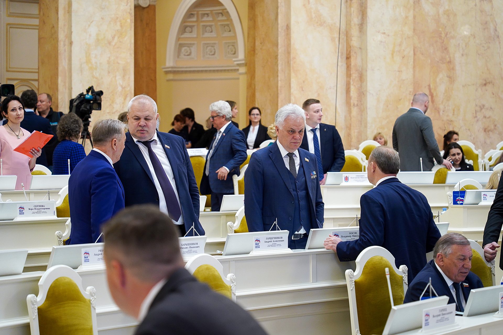 Губернатор Северной столицы выступил с докладом перед депутатами петербургского парламента
