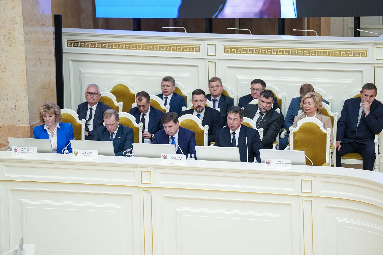 Губернатор Северной столицы выступил с докладом перед депутатами петербургского парламента