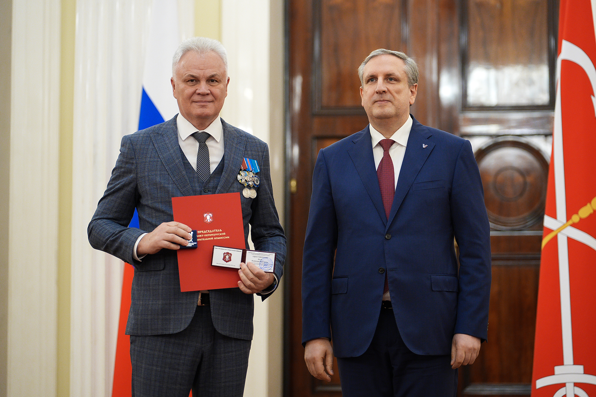 Депутатам Законодательного Собрания Санкт-Петербурга VIII созыва вручили официальные удостоверения